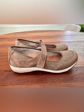 Dansko Women's Hennie Mary Jane Shoes Size EU 39 Brown Suede & Canvas Not Worn